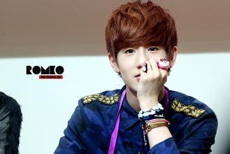 18岁帅哥网红,18岁帅气网红的璀璨人生